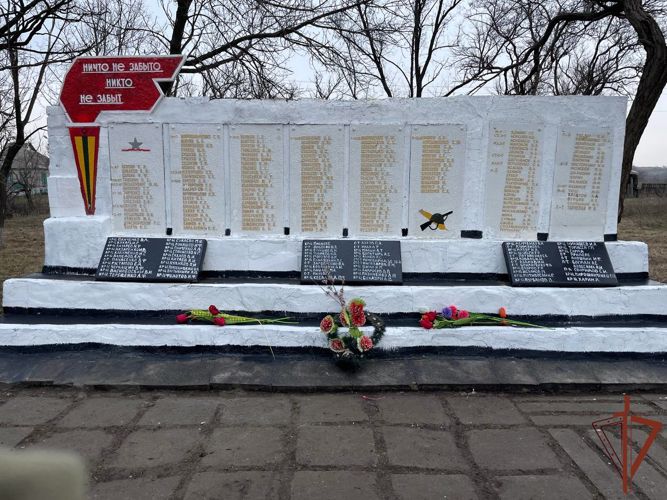 Росгвардейцы восстановили памятники советским воинам в ДНР и ЛНР