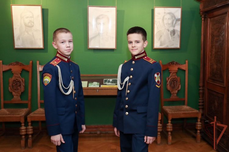 В Галерее Александра Шилова открылась выставка рисунков кадет Росгвардии «Великое наследие России в лицах» (видео)