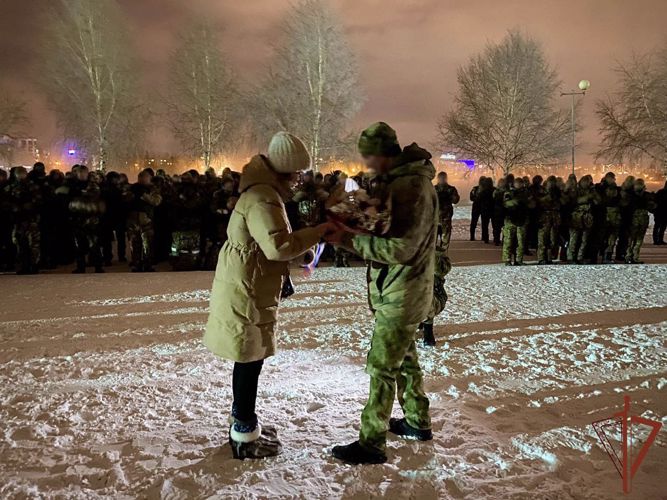 Росгвардеец - участник СВО сделал предложение своей девушке на перроне вокзала в Иркутске  (видео)