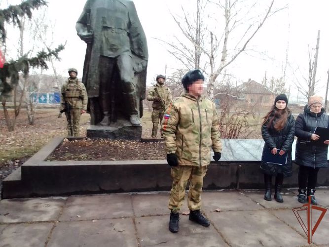 Росгвардейцы почтили память героев Великой Отечественной войны в Луганской Народной Республике