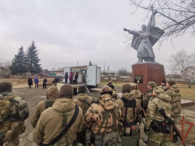 Росгвардейцы почтили память героев Великой Отечественной войны в Луганской Народной Республике