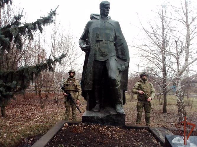 Росгвардейцы почтили память героев Великой Отечественной войны в Луганской Народной Республике
