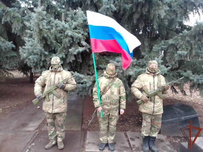 Росгвардейцы почтили память героев Великой Отечественной войны в Луганской Народной Республике