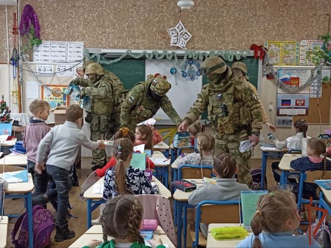 Росгвардейцы - участники СВО из Сибири поздравили с Новым годом юных жителей Мариуполя