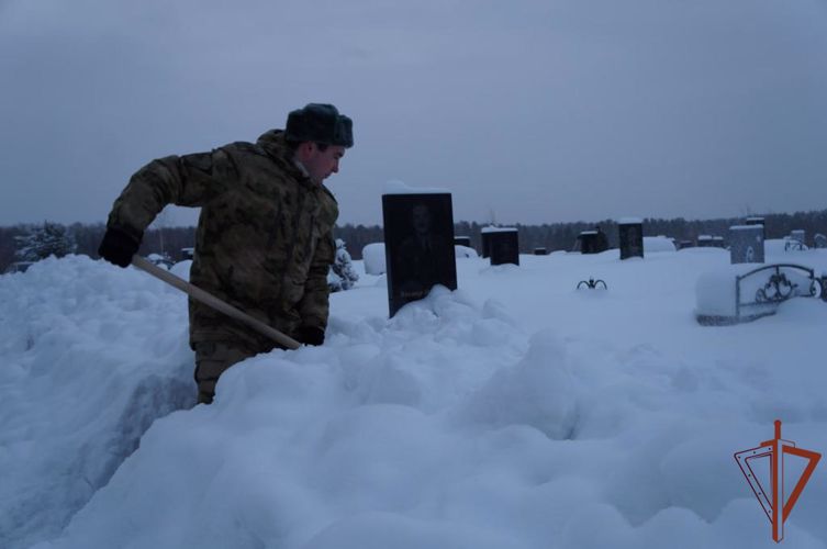Места захоронения ветеранов Великой Отечественной войны благоустроили росгвардейцы в Томской области