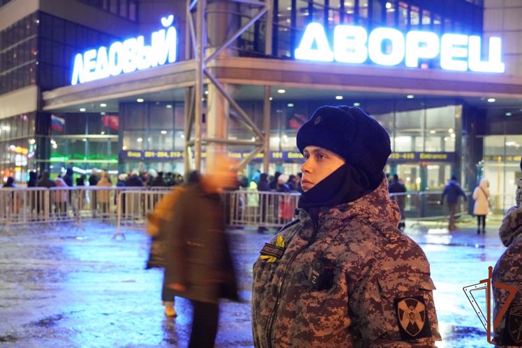 Общественную безопасность во время хоккейного матча в Санкт-Петербурге обеспечили сотрудники Росгвардии