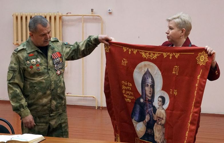 Мастерицы из Воронежа передали знамя с Ильёй Муромцем росгвардейцами 