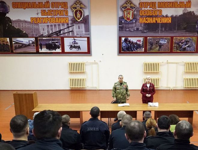Мастерицы из Воронежа передали знамя с Ильёй Муромцем росгвардейцами 