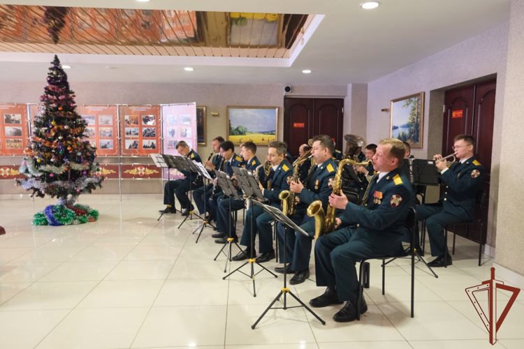 Творческие коллективы Уральского округа Росгвардии выступили для военнослужащих, ветеранов боевых действий и их семей
