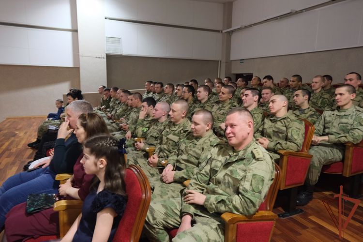 Творческие коллективы Уральского округа Росгвардии выступили для военнослужащих, ветеранов боевых действий и их семей