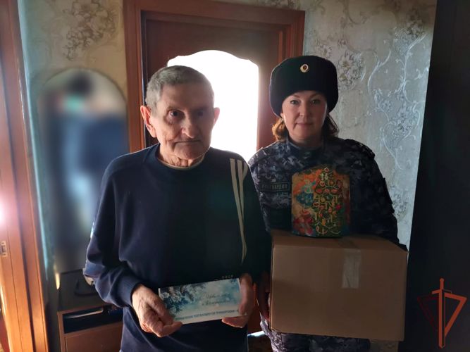 Росгвардейцы поздравили ветерана Великой Отечественной войны с Новым годом во Владивостоке