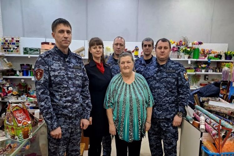Сотрудники Росгвардии навестили матерей погибших товарищей и поздравили с новогодними праздниками