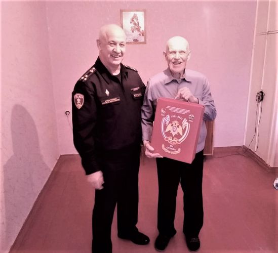 В КАНУН НОВОГО ГОДА МОСКОВСКИЕ СОТРУДНИКИ РОСГВАРДИИ НАВЕСТИЛИ ТРУЖЕНИКА ТЫЛА ВЕЛИКОЙ ОТЕЧЕСТВЕННОЙ ВОЙНЫ ИВАНА ГАПОНОВА