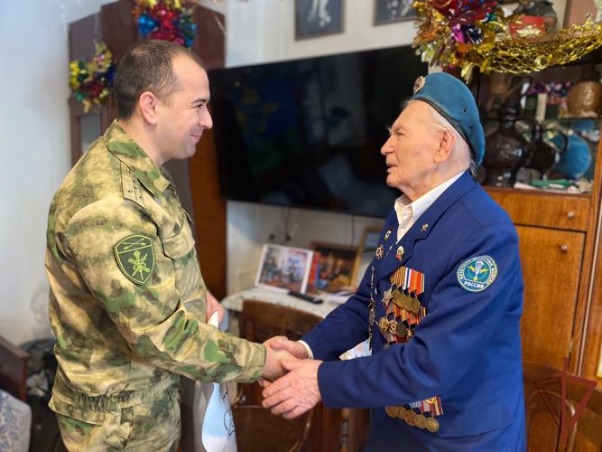 Участника Великой Отечественной войны поздравила с 97-летием Росгвардия в Томске