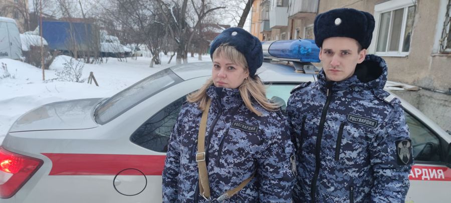 Сотрудники Росгвардии помогли потушить пожар в жилом доме на Среднем Урале