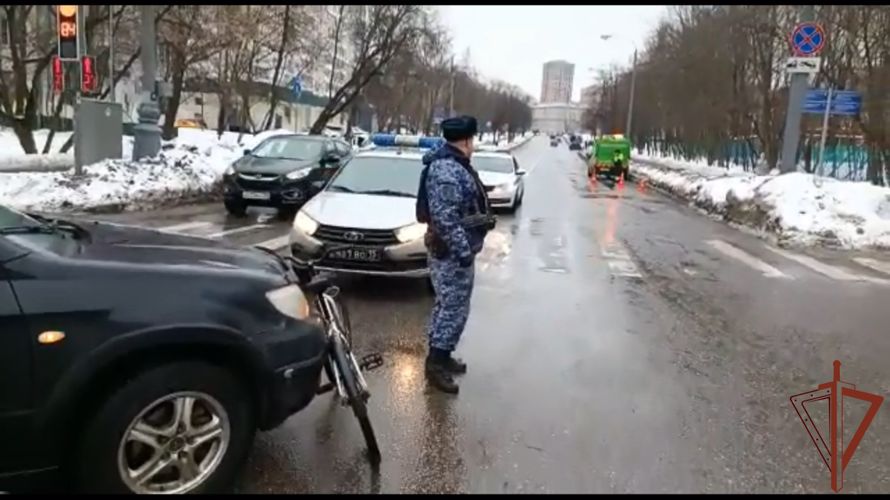 Пострадавшему при  ДТП в Москве велосипедисту доврачебную помощь оказали сотрудники Росгвардии 