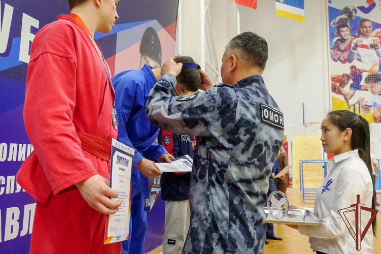 Чемпионат по универсальному бою памяти сотрудника ОМОН Росгвардии Агвана-Жамсы Банзанова прошел в Улан-Удэ