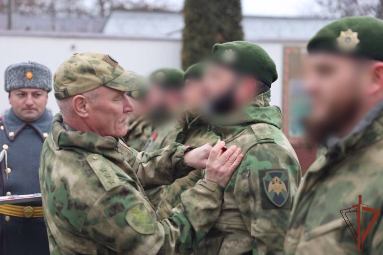 Росгвардейцам — участникам специальной военной операции вручили государственные награды в Грозном