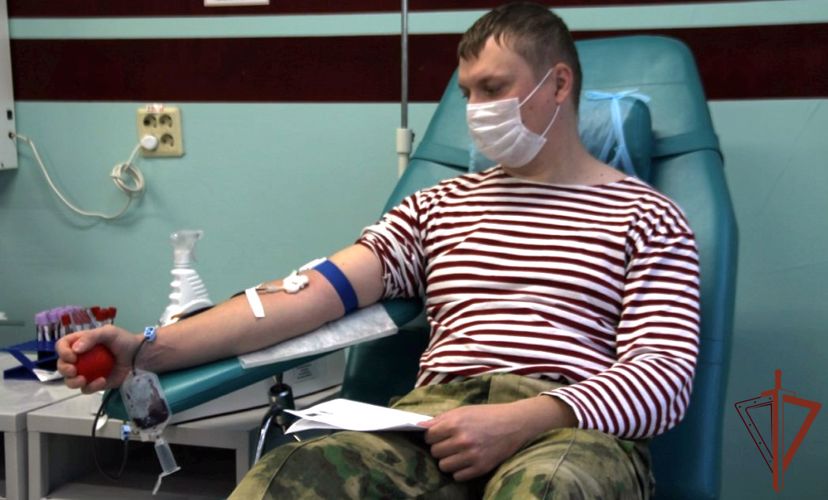 Росгвардейцы пополнили банк крови медицинских учреждений в Тюмени 