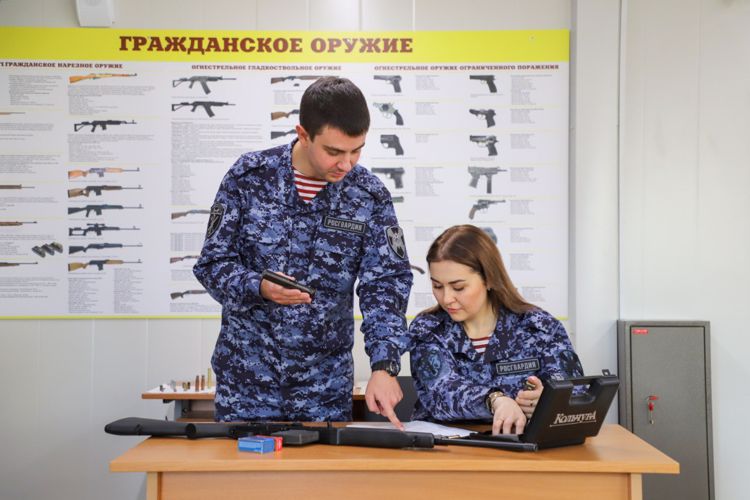 В Центральном округе Росгвардии поздравили сотрудников подразделений государственного контроля и лицензионно-разрешительной работы с профессиональным праздником  
