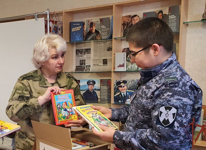 Представители Росгвардии в Тюменской области подарили книги ребятам из детского дома