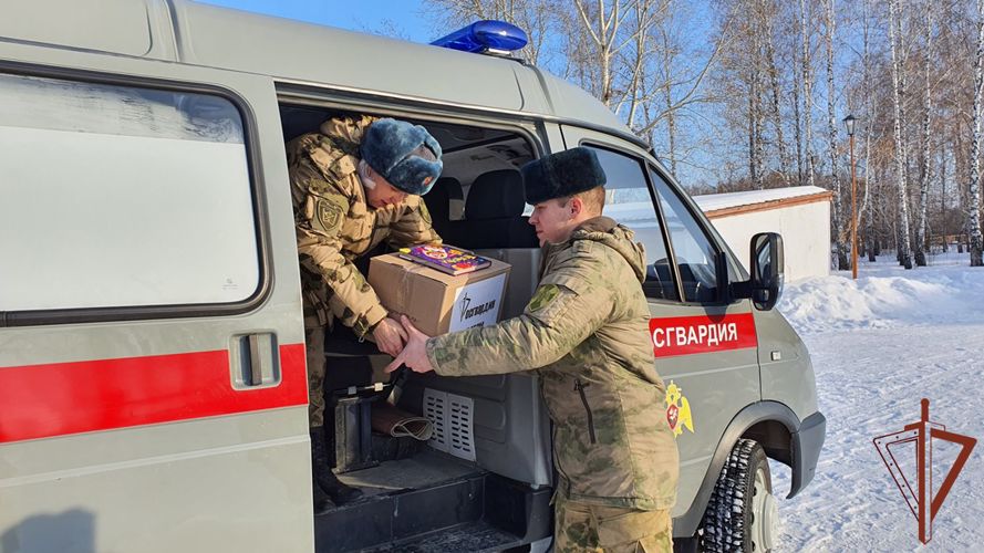 Представители Росгвардии в Тюменской области подарили книги ребятам из детского дома