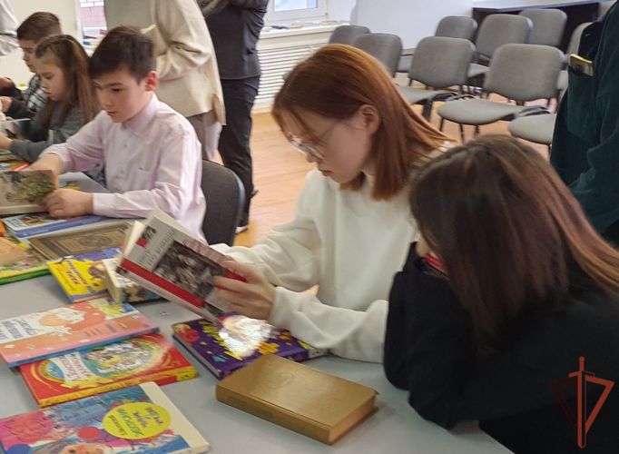 Представители Росгвардии в Тюменской области подарили книги ребятам из детского дома