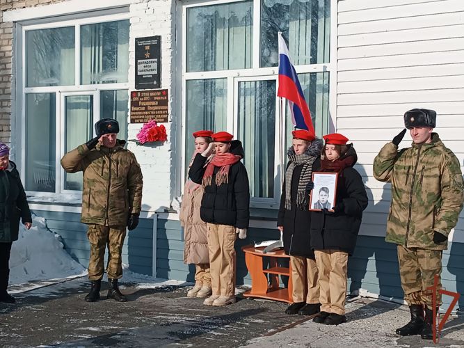 Мемориальную доску военнослужащему Росгвардии, погибшему при исполнении воинского долга установили в Новосибирской области