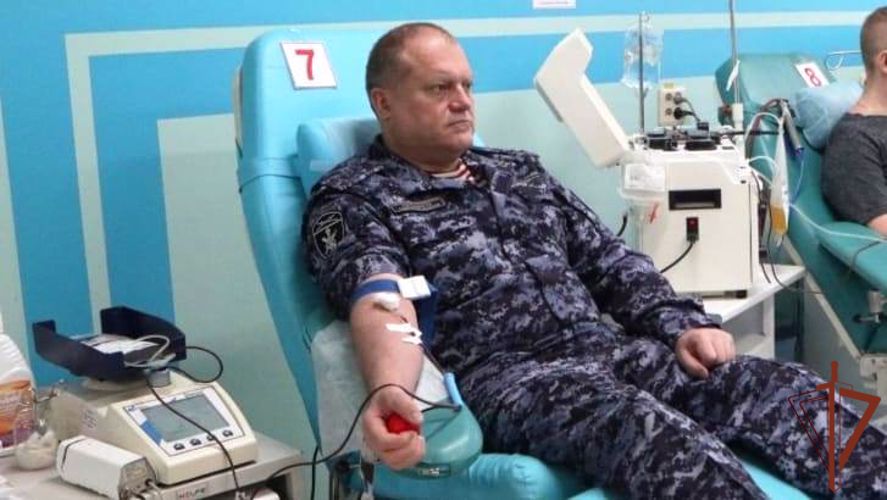 Росгвардейцы пополнили банк крови медицинских учреждений в Тюмени 
