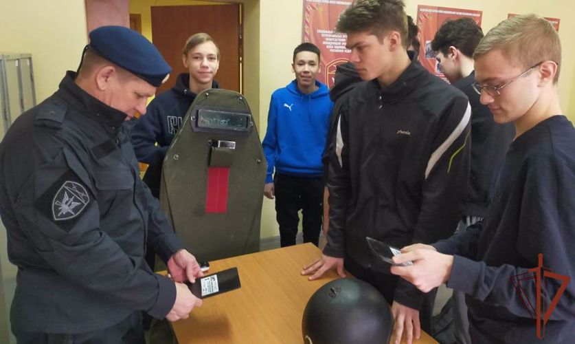 Росгвардейцы встретились с подрастающим поколением в Уральском округе