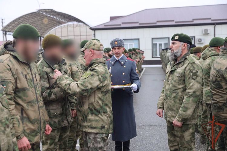 Росгвардейцам — участникам специальной военной операции вручили государственные награды в Грозном