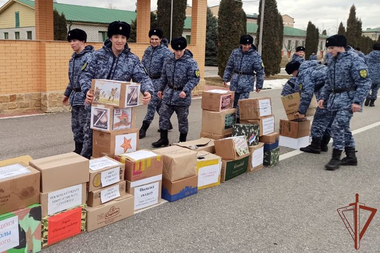 Представители детских патриотических движений поздравили росгвардейцев в Грозном с Днем защитника Отечества 