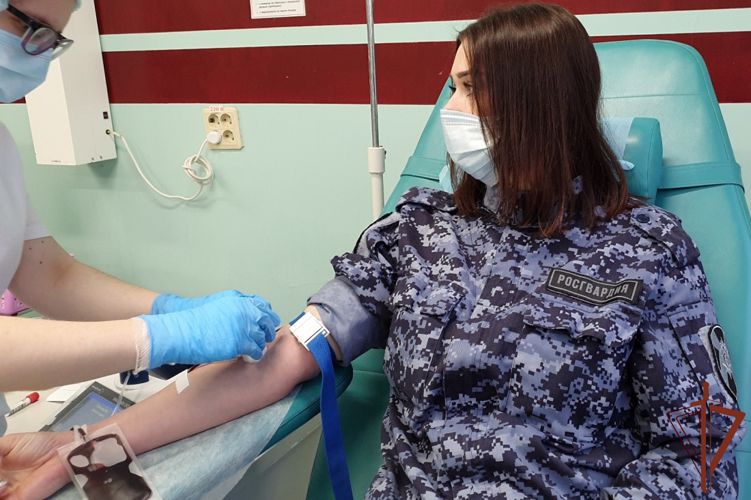 Росгвардейцы пополнили банк крови медицинских учреждений в Тюмени 