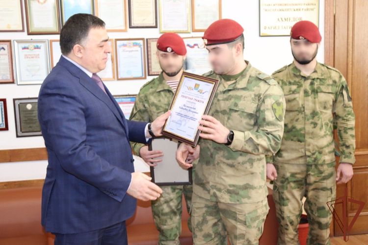 Родителям погибших росгвардейцев передали краповые береты в Дагестане