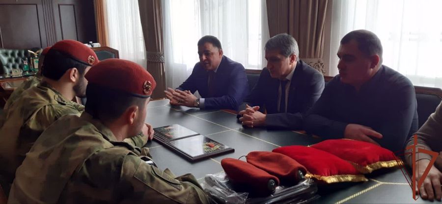 Родителям погибших росгвардейцев передали краповые береты в Дагестане 