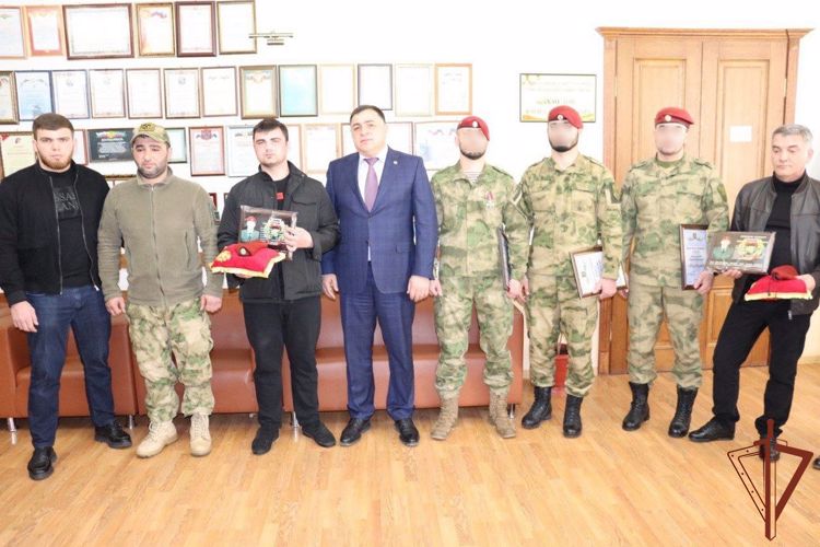 Родителям погибших росгвардейцев передали краповые береты в Дагестане 