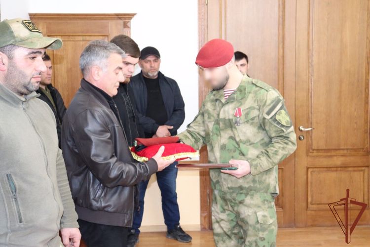 Родителям погибших росгвардейцев передали краповые береты в Дагестане 