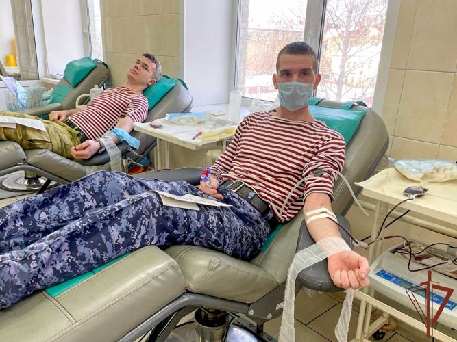 Военнослужащие и сотрудники Росгвардии пополнили банк крови медицинских учреждений в Кургане