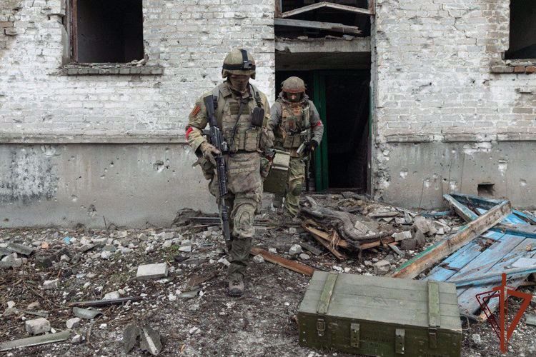 Разведчики Росгвардии обнаружили схрон с оружием и взрывчаткой вблизи охраняемого объекта