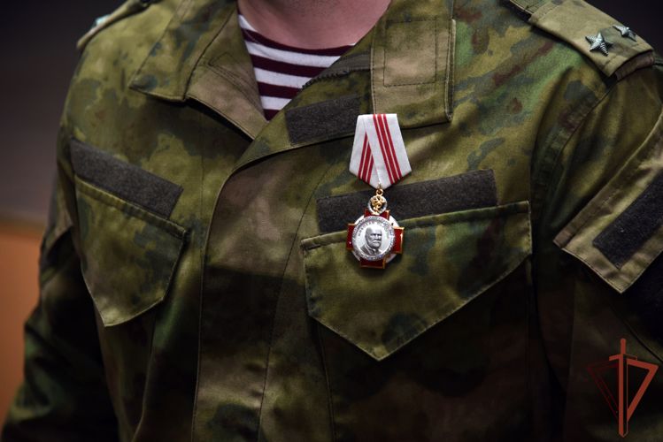 Командующий Северо-Кавказским округом вручил госнаграды росгвардейцам-участникам спецоперации