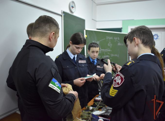Росгвардейцы Северо-Западного округа Росгвардии показали школьникам основы доврачебной помощи