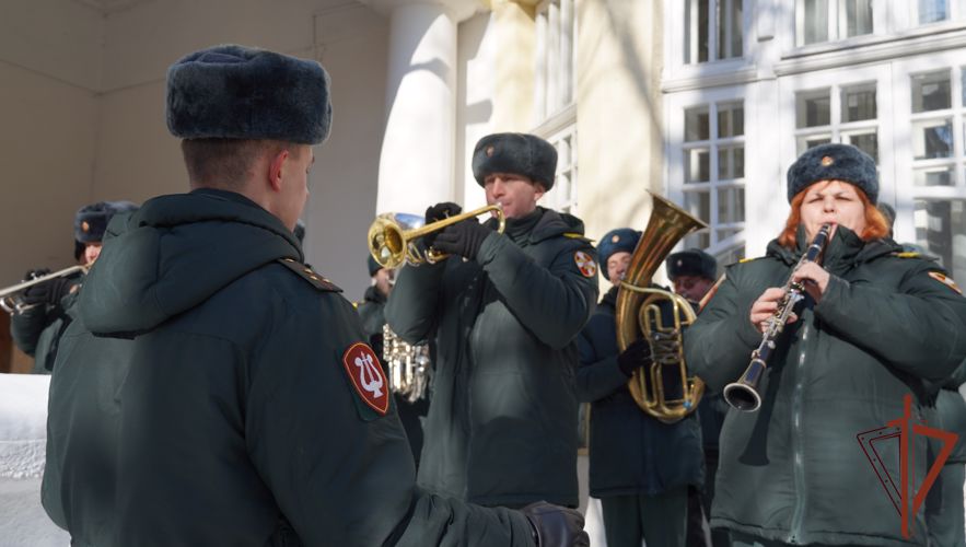 Саратовские росгвардейцы провели живой концерт для ветеранов, проходящих лечение в областном госпитале