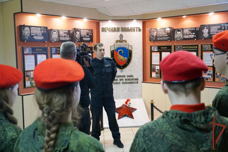 Сотрудники ОМОН Росгвардии организовали познавательную экскурсию для архангельских школьников