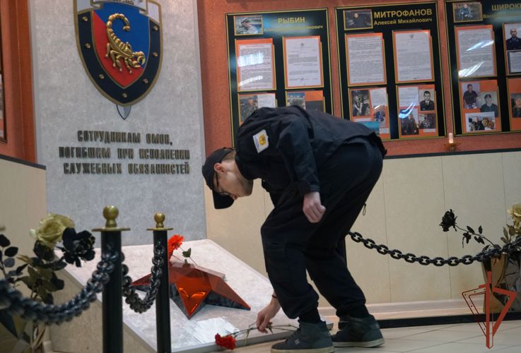 Сотрудники ОМОН Росгвардии организовали познавательную экскурсию для архангельских школьников