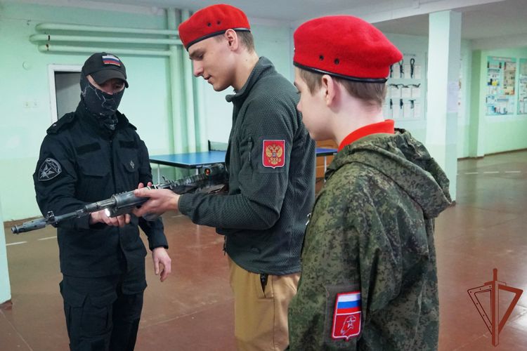 Сотрудники ОМОН Росгвардии организовали познавательную экскурсию для архангельских школьников