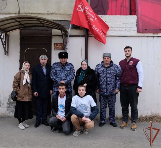 Росгвардейцы навестили участника Сталинградской битвы в Дагестане