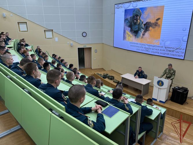 Военнослужащий Росгвардии провел занятие по РХБЗ в Сибирской Академии МЧС