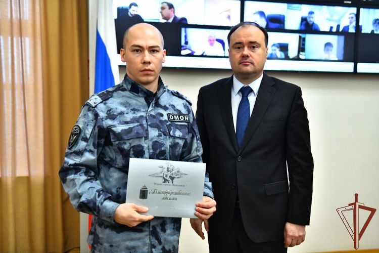 Мэр Ярославля наградил офицера Росгвардии, который спас беременную женщину и ребенка на пожаре