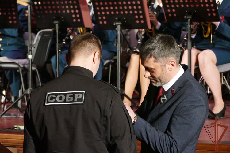 Заместитель командующего Сибирским округом Росгвардии поздравил кемеровский СОБР с 30-летним юбилеем и вручил госнаграды