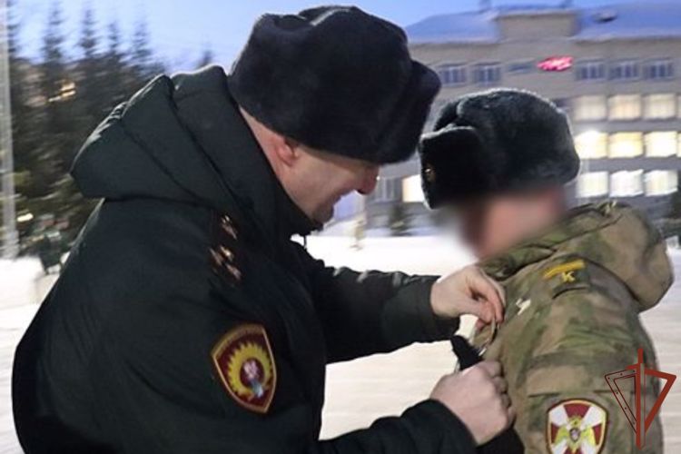 Курсанту Новосибирского военного института Росгвардии – участнику специальной военной операции вручили Георгиевский Крест